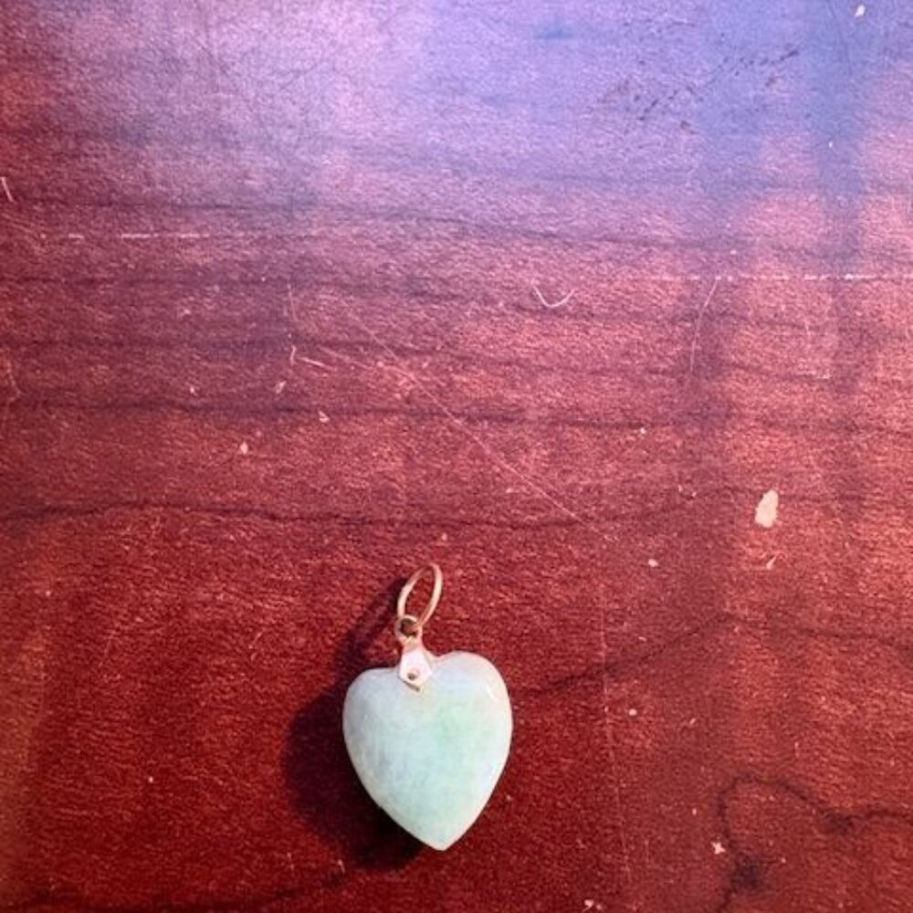 Vintage 1950's 14K Jadeite Heart Pendent - 0.50 in L x 7/16 in W x 3/16 in Thick